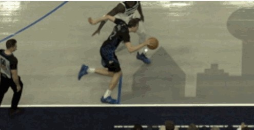 开云-毫厘之间！弗拉格在兰德尔贴防下踩线出界 独行侠挑战失败！